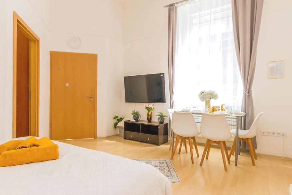Trendy 2 Flat, Next To Corvin Mall Free Huge Garage! Ac,dishwasher,washmachine, Smart Tv Apartamento